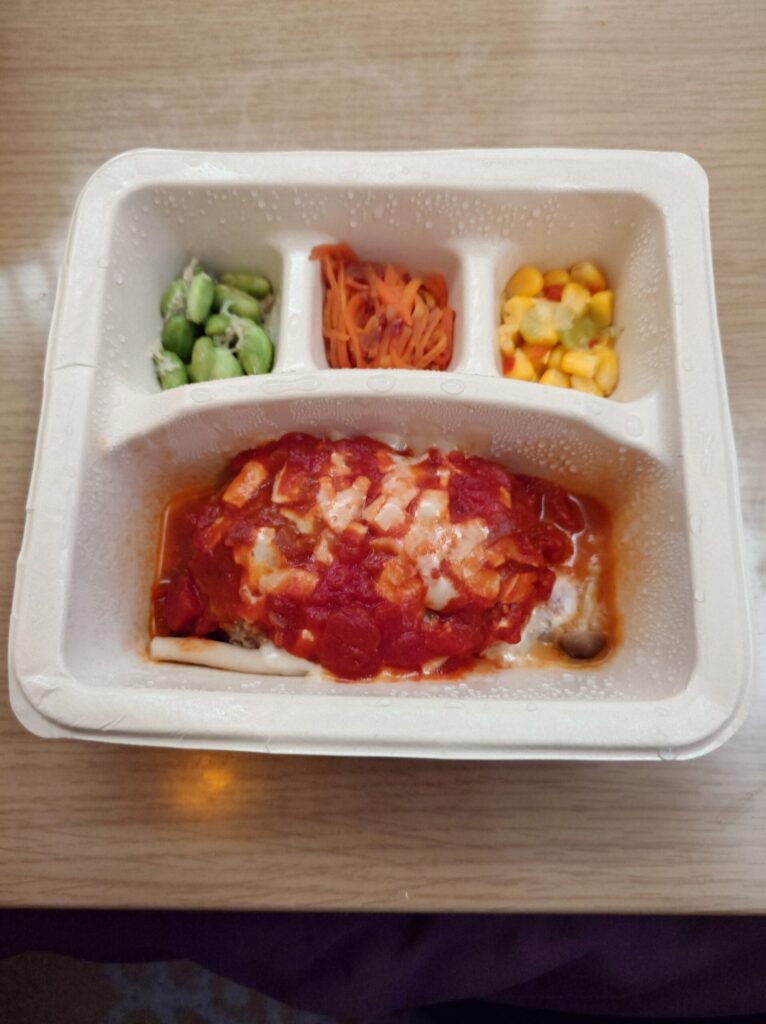 実際に届いたnosh(ナッシュ)の「きのことチーズのトマトハンバーグ」開封時の写真