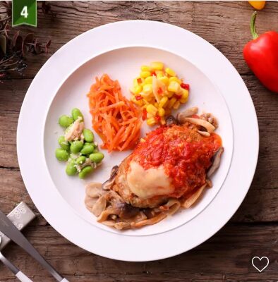 nosh(ナッシュ)公式サイトの「きのことチーズのトマトハンバーグ」盛り付け写真