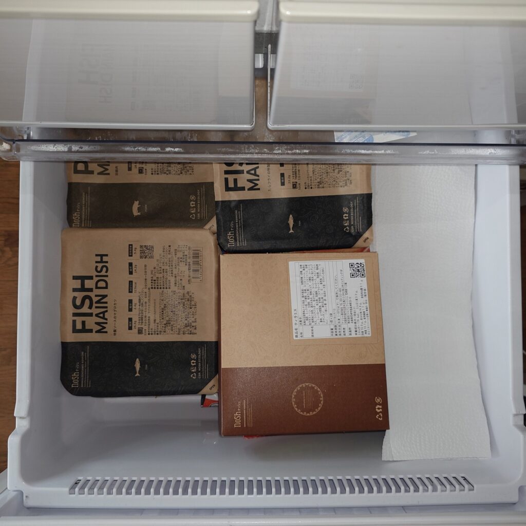 nosh(ナッシュ)のお弁当パッケージを自宅の冷凍庫の引き出しに収納した状態の写真
