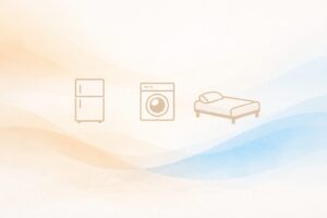 「家具レンタルをイメージした抽象イラスト。冷蔵庫・洗濯機・ベッドの線画アイコンが並び、淡いベージュとブルーのグラデーション背景が穏やかな印象を与える。」